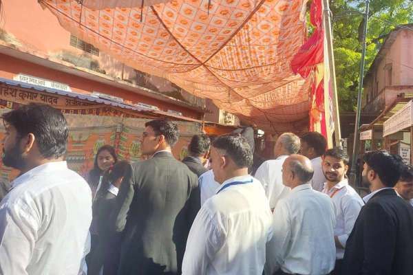 अलवर बार एसोसिएशन चुनाव आज: सुबह से ही पहुंचने लगे एडवोकेट्स 