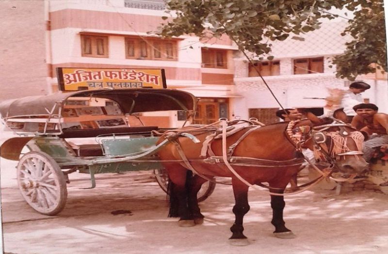 कभी तांगे पर संचालित होता था, अब ई वाहन पर चल पुस्तकालय