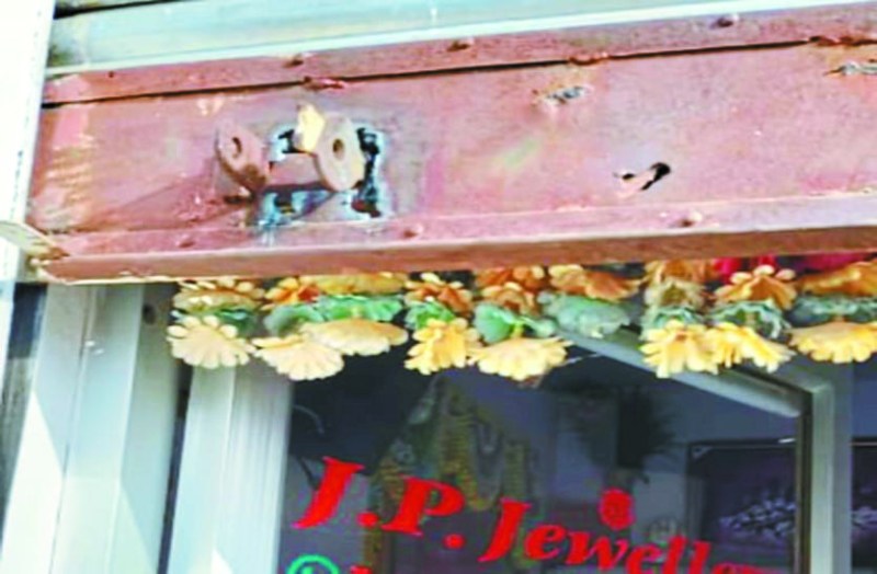 Theft News: मूंडरू में ज्वेलर्स की दुकान से गहनों की चोरी