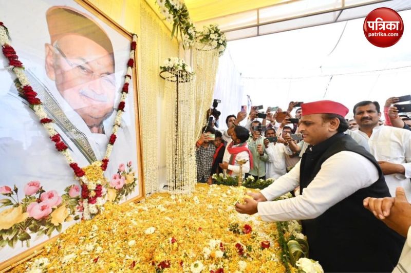 akhilesh-yadav-reached-to-harishankar-tiwari-village-to-paid-tribute