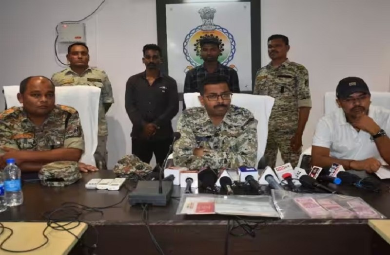 नक्सलियों के 2000 के नोट बैंक में हो रहे थे जमा.. पुलिस ने रंगे हाथों दो आरोपी को दबोचा, बैग में मिले इतने लाख