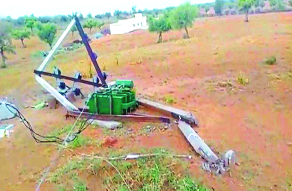 Patrika Photo Gallery:  अंधड़ का कहर: सैकड़ों खम्भे धराशायी, तार टूटे, बिजली तंत्र तहस-नहस