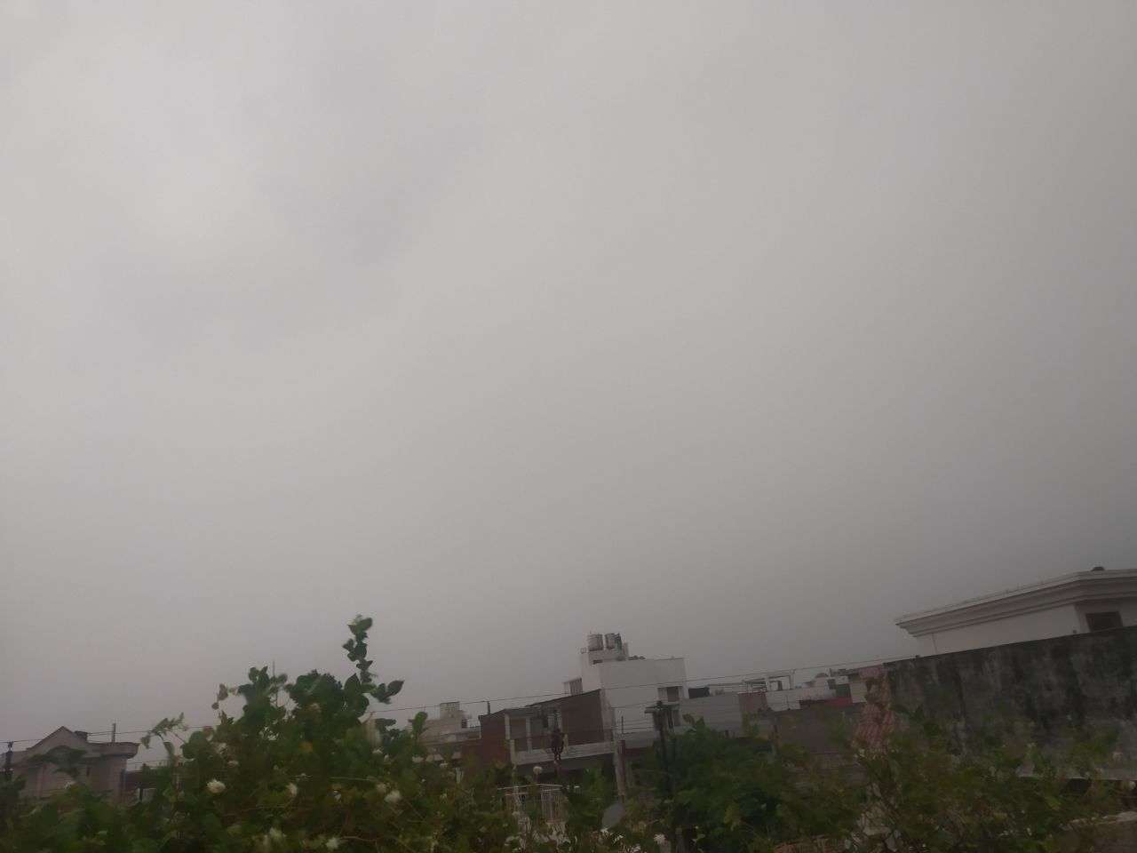 Meerut weather: रात से जमकर बरस रहे बदरा, आज और कल बारिश और आंधी का अलर्ट