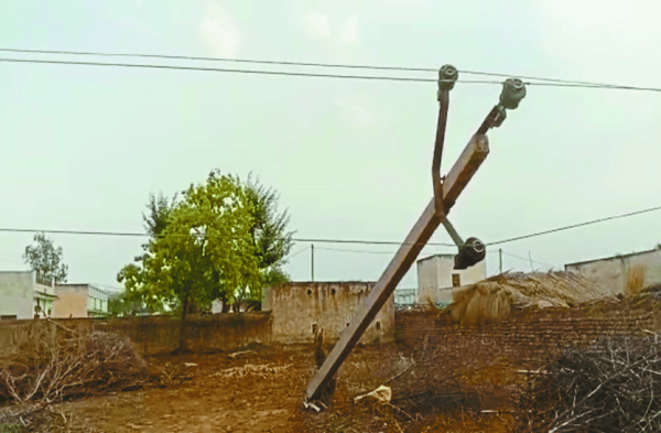 Patrika Photo Gallery:  अंधड़ का कहर: सैकड़ों खम्भे धराशायी, तार टूटे, बिजली तंत्र तहस-नहस