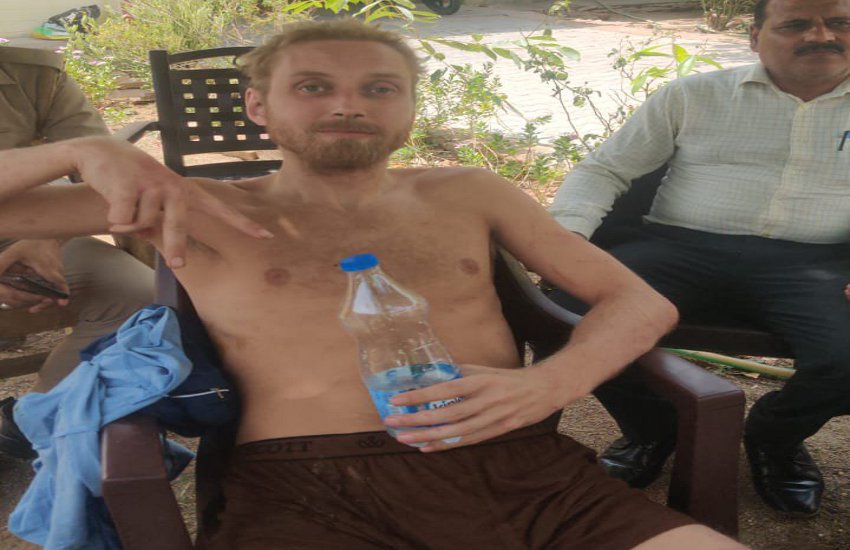 Foreign tourist who ran away without clothes