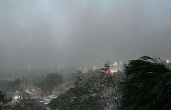 शहर के आसमान में धूल ही धूल नजर आ रहा था।