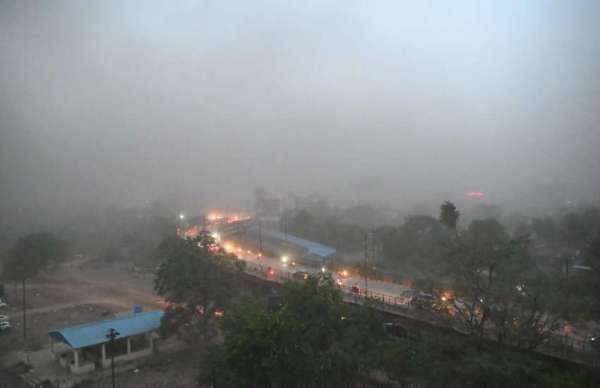  धूल की आंधी से दूर तक देखने में परेशानी हो रही थी।