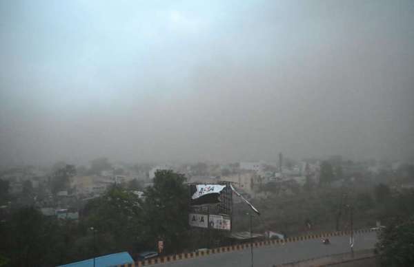 तेज हवा से कई जगह के फैलेक्स फट गए। राहगीरों को हवा के थपड़े खाने पडे।