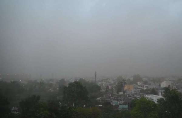 शनिवार को आसमान में धुल का गुब्बार छा गया था।