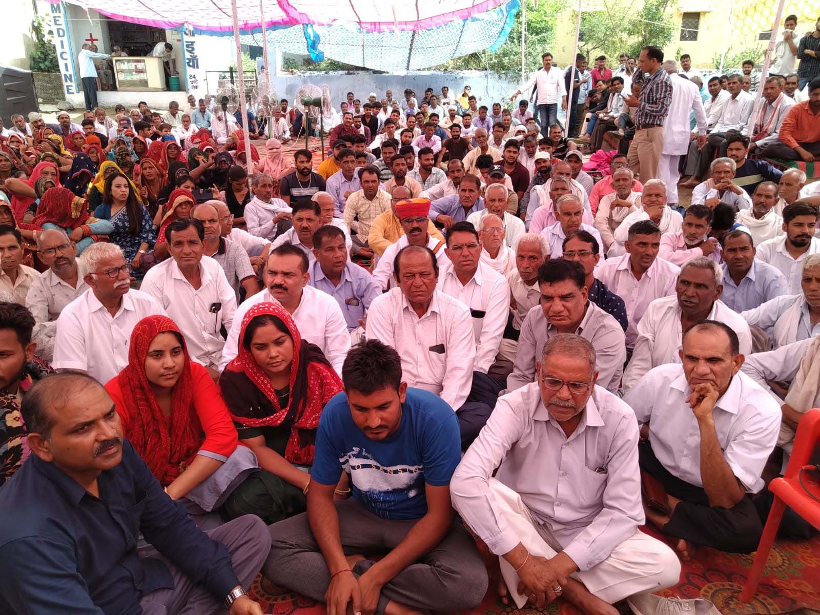 तीसरे दिन भी धरना रहा जारी, मृतक के शव को रखवाया डीप फ्रीज में, जिला प्रशासन से वार्ता हुई विफल