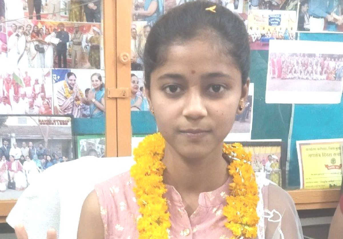 Mansi used to go to school 11 km away, today topper