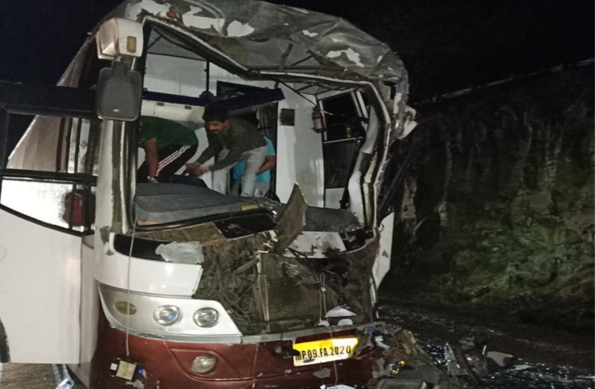 ट्रक में पीछे से जा घुसी तेज रफ्तार बस एक दर्जन से ज्यादा यात्री घायल Bus Rammed Into Truck