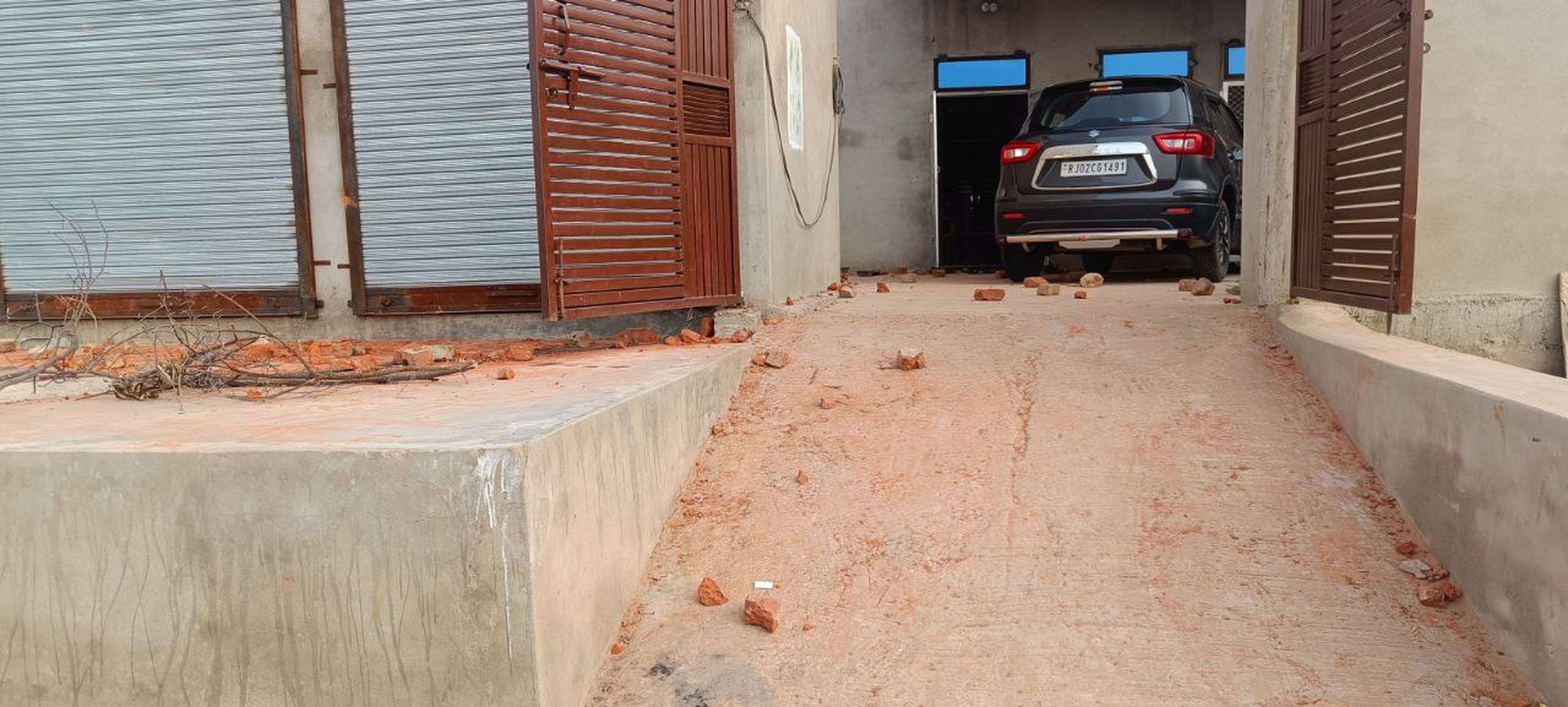 stone pelting in quarrel