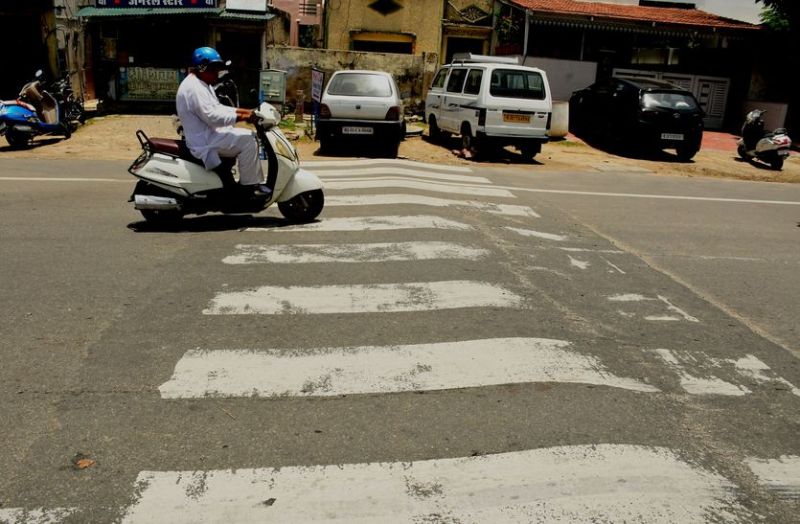 बेतरतीब स्पीड ब्रेकर बढ़ा रहे मर्ज, बिजली के खंभों से बना दिए ब्रेकर