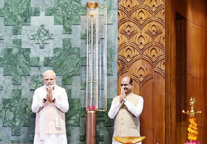 साष्टांग दंडवत कर मोदी-बिरला ने लोकसभा में स्थापित किया सेंगोल