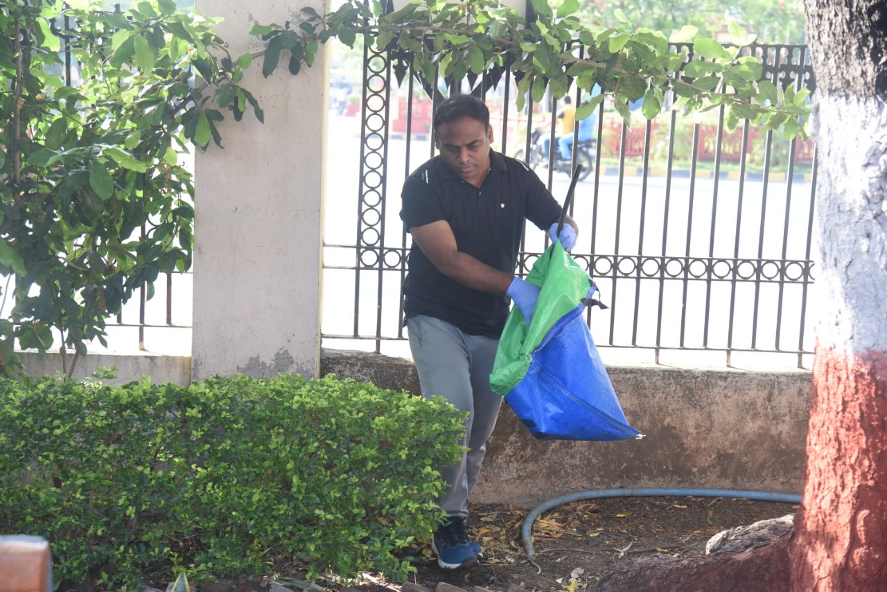 परिसर की सफाई कर रहे थे कलेक्टर... हाथ में आई शराब की खाली बोतल