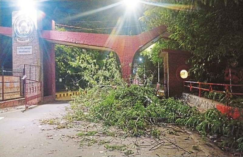 Cg Weather: 10-minute storm stopped the pace of the city: broken pillars, torn flakes, darkness in many areas