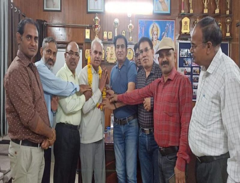 पिता-पुत्र दे रहे है एक साथ परीक्षा