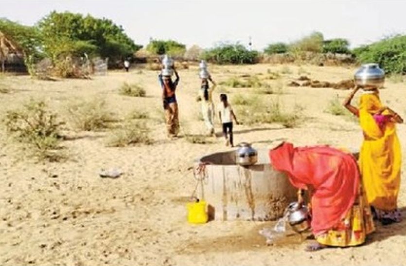 बॉर्डर के गांव में बेरी से पानी भरती महिलाएं।