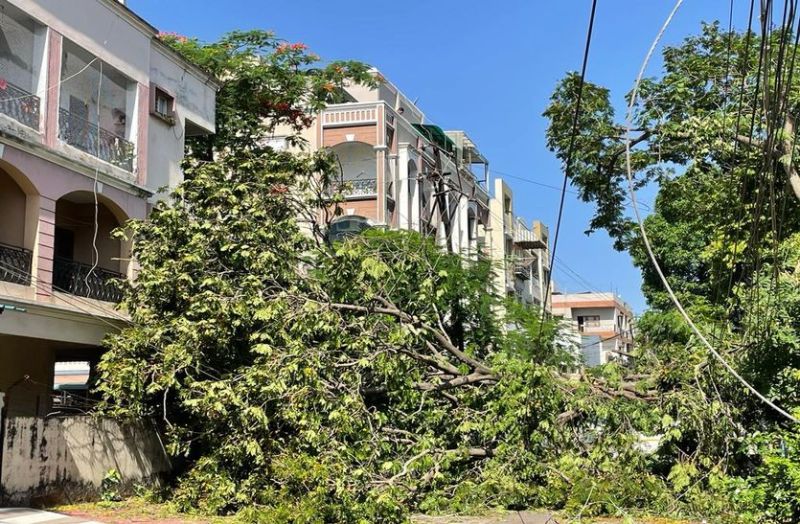 Indore News : आधी रात...आंधी-तूफान ने मचाई तबाही