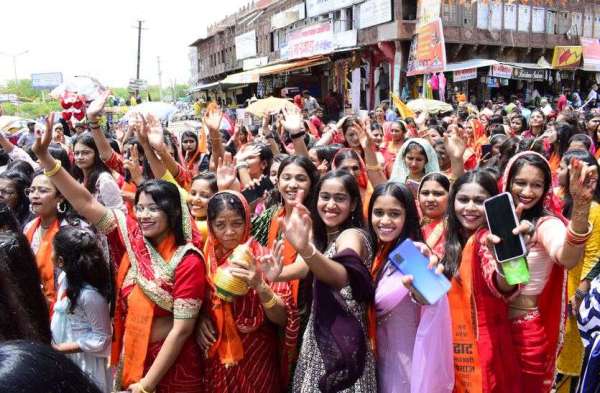 महेश नवमी पर निकली शोभायात्रा