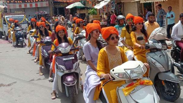 निकाली गई शोभायात्रा