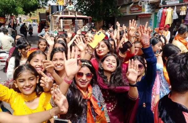 महेश नवमी पर निकली शोभायात्रा