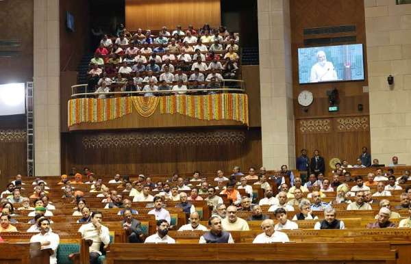 नया संसद भवन राष्ट्र को समर्पित