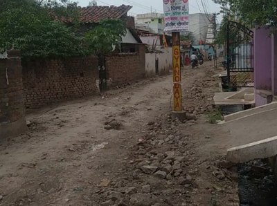 ऊबड़-खाबड़ कर दी सडक़, आवागमन मुश्किल