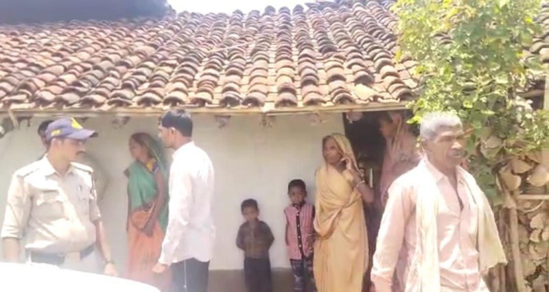 धर्म परिवर्तन के लिए दबाव बना रहे धर्मगुरू को ग्रामीणों ने किया पुलिस के हवाले