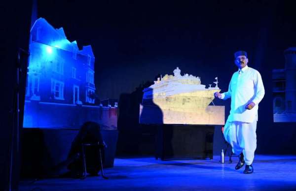 योग मिश्र द्वारा लिखित, निर्देशित व अभिनीत सवा घंटे के नाटक की यात्रा सावरकर के किशोरावस्था के संघर्ष से आरंभ हुई और 20वीं सदी के उनके शुरुआती वर्षों के संघर्ष को दिखाया गया। किशोरावस्था में ही वे माता-पिता को खो देते हैं और लंदन में वजीफा हासिल करने बाद ससुराल वालों की मदद से बैरिस्टर बनने लंदन पहुंच जाते हैं।