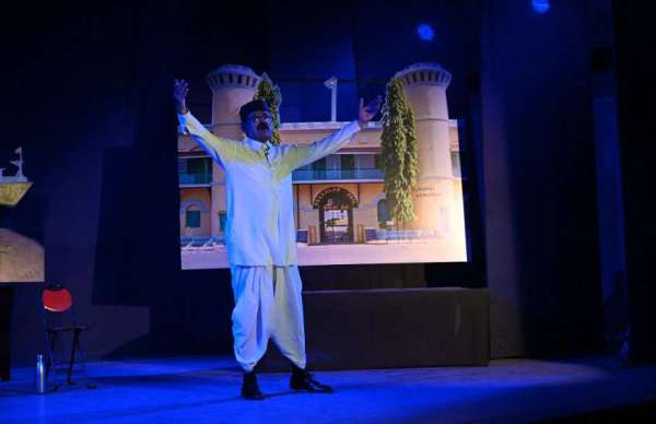  म्युजिक ब.व. कारंत के शिष्य रहे संगीतकार उमेश तरकसवार ने तैयार किया है। नाटक का संगीत नाटक की कथा को गति देता है और कथ्य के अनुरूप वातावरण और परिवेश का निर्माण करने में सहायता करता है। नाटक की लाइटिंग ने दृश्य के प्रभाव को कहीं से भी कम नहीं होने दिया।