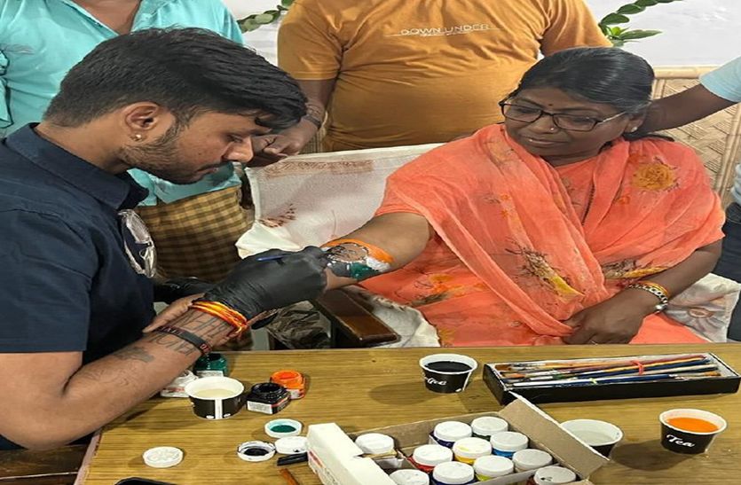 हाथों पर छाए पीएम मोदी, विधायक सहित युवाओं ने बनवाए Tetu