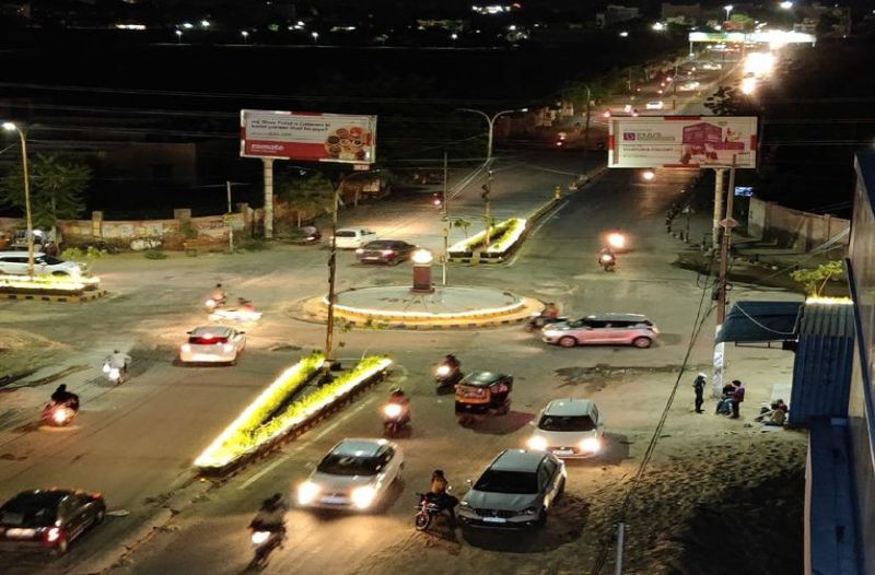 चौक-चौराहों की खूबसूरती से बदली सड़कों की रंगत