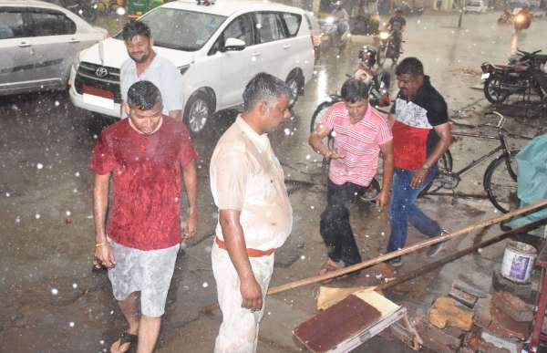 Divisional Commissioner Neeraj's wind continued to take action even in the rain.