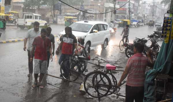 Divisional Commissioner Neeraj's wind continued to take action even in the rain.