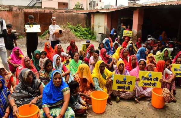 गुस्साए लोगों ने जलदाय विभाग में ही धो डाले कपड़े.....