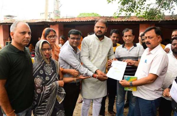 गुस्साए लोगों ने जलदाय विभाग में ही धो डाले कपड़े.....