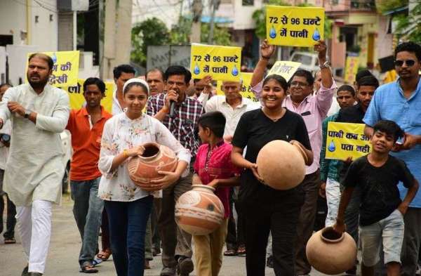 गुस्साए लोगों ने जलदाय विभाग में ही धो डाले कपड़े.....