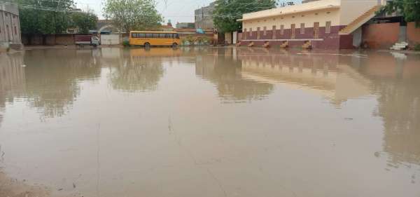 मैदान में भरा पानी