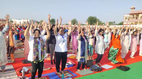 सुबह जल्दी ही लोगों का पहुंचने का सिलसिला शुरू हो गया।