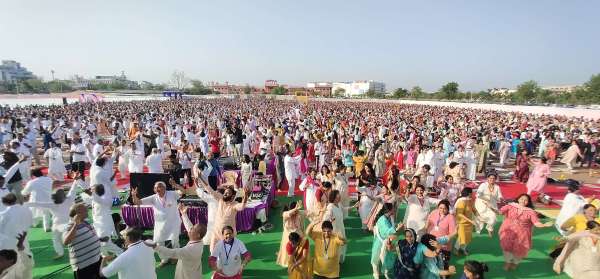 लोगों ने व्यायाम के साथ ही मेडिटेशन भी किया। इस दौरान म्यूजिक की बीट्स पर प्रशिक्षार्णी ताल से ताल मिलाते नजर आए।