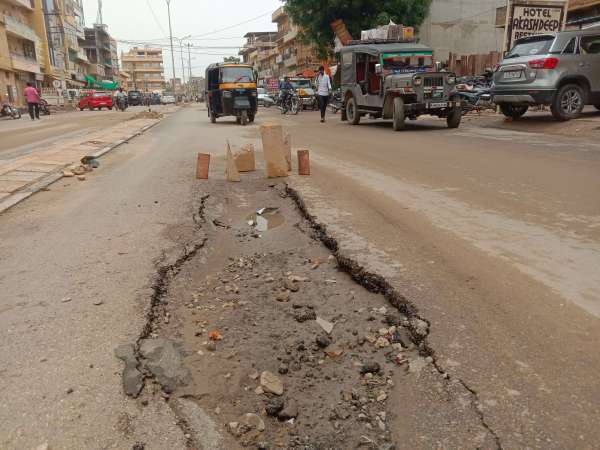 क्षतिग्रस्त सडक़ व गड्ढो में भरा पानी