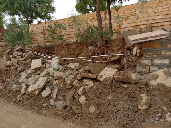 पाल पर क्षतिग्रस्त दीवार