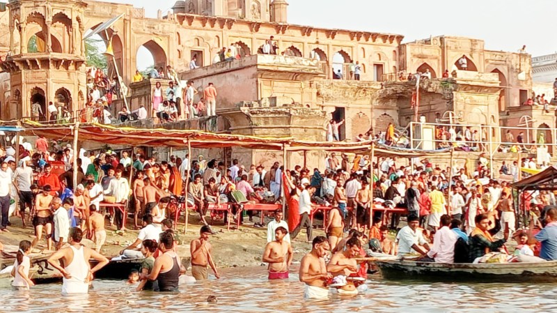 Kanpur News: कानपुर के घाटों पर गंगा स्नान को उमड़ा आस्था का सैलाब