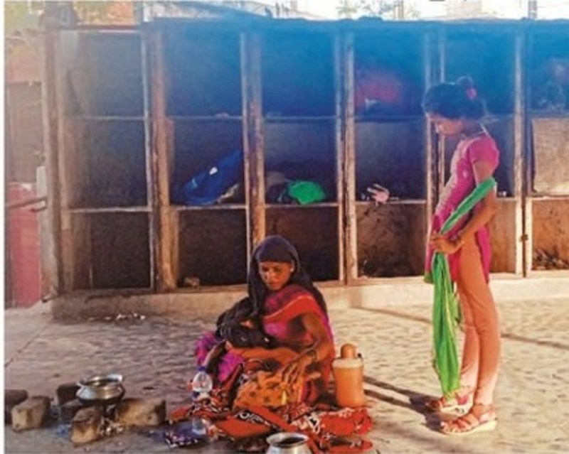 जिला अस्पताल की सफाई बदहाल, वार्डों में फैला कचरा, शौचालय की सीट भी टूटी