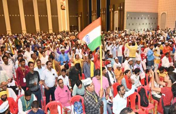 रायपुर। छग में आम आदमी पार्टी के नए सदस्यों का शपथ ग्रहण समारोह आयोजित किया गया था। मंगलवार को  शहर के एक निजी होटल में कार्यक्रम रखा गया था। राज्यसभा सांसद संदीप पाठक ने पार्टी कार्यकर्तों को शपथ दिलवाया। कार्यक्रम में पाठक के अलावा छग प्रभारी संजीव झा, अध्यक्ष कोमल हुपेंड़ी सहित आप के हजारों कार्यकर्ता शपथ ग्रहण में  शामिल हुए।