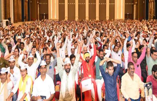 रायपुर। छग में आम आदमी पार्टी के नए सदस्यों का शपथ ग्रहण समारोह आयोजित किया गया था। मंगलवार को  शहर के एक निजी होटल में कार्यक्रम रखा गया था। राज्यसभा सांसद संदीप पाठक ने पार्टी कार्यकर्तों को शपथ दिलवाया। कार्यक्रम में पाठक के अलावा छग प्रभारी संजीव झा, अध्यक्ष कोमल हुपेंड़ी सहित आप के हजारों कार्यकर्ता शपथ ग्रहण में  शामिल हुए।