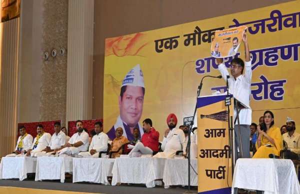 रायपुर। छग में आम आदमी पार्टी के नए सदस्यों का शपथ ग्रहण समारोह आयोजित किया गया था। मंगलवार को  शहर के एक निजी होटल में कार्यक्रम रखा गया था। राज्यसभा सांसद संदीप पाठक ने पार्टी कार्यकर्तों को शपथ दिलवाया। कार्यक्रम में पाठक के अलावा छग प्रभारी संजीव झा, अध्यक्ष कोमल हुपेंड़ी सहित आप के हजारों कार्यकर्ता शपथ ग्रहण में  शामिल हुए।