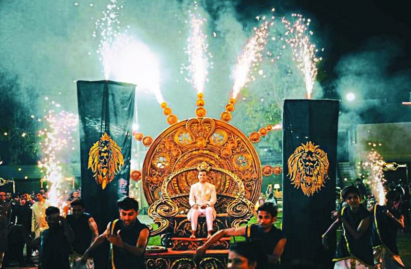 Surprise entry craze: When the bride and groom are the main attraction